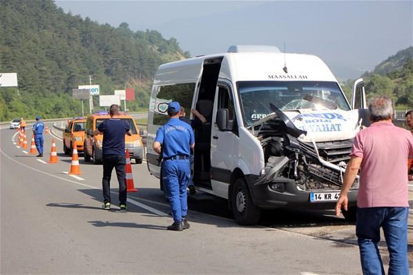 İş makinesine çarpan minibüsteki 10 kişi yaralandı