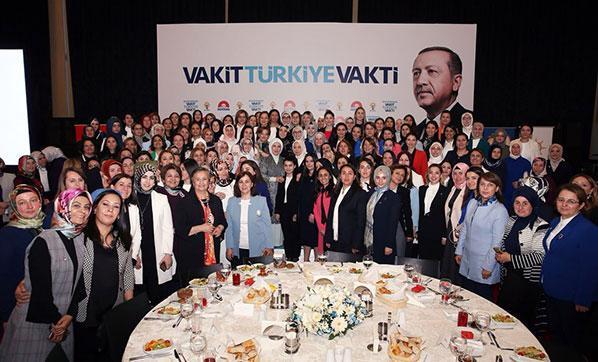 Emine Erdoğan, AK Partinin kadın milletvekili adaylarıyla iftarda  buluştu