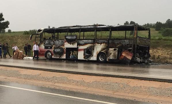 Kütahyada yolcu otobüsü alev alev yandı