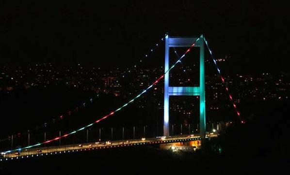 FSM Köprüsü Azerbaycan bayrağının renkleriyle ışıklandırıldı