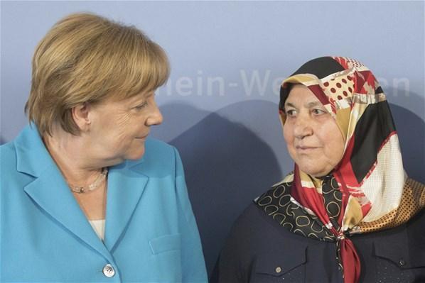 Almanyadaki Solingen faciasının 25. yılında Merkel o Türkle buluştu