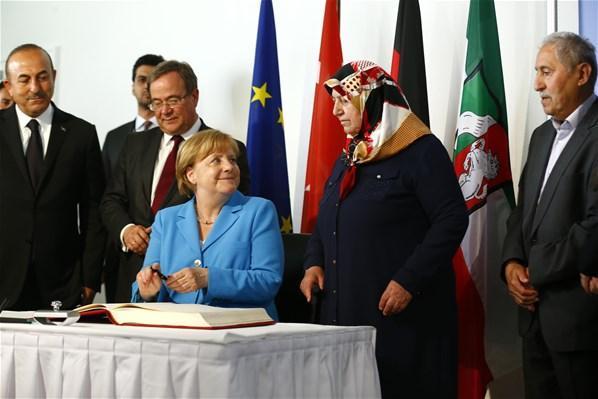 Almanyadaki Solingen faciasının 25. yılında Merkel o Türkle buluştu