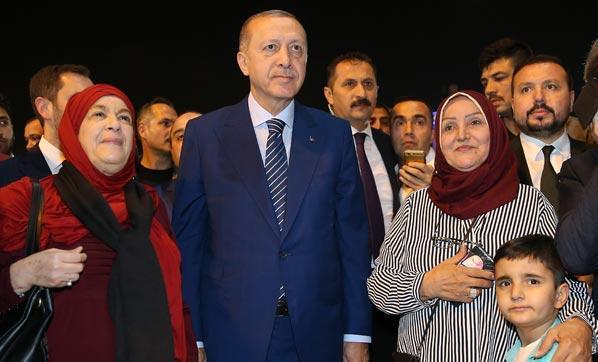 Cumhurbaşkanı Erdoğan, Taksim Meydanında vatandaşlarla sohbet etti