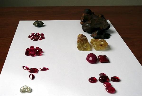 Gaziantep Havalimanında 2 milyon liralık mücevher ele geçirildi