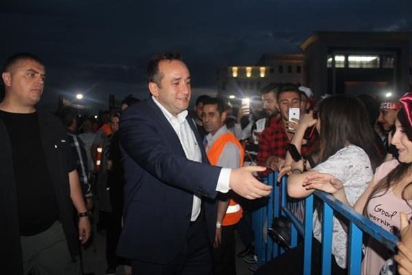 Mehmet Ağarın oğlu Tolga Ağar seçmenlerini Mustafa Ceceli konserinde buluşturdu