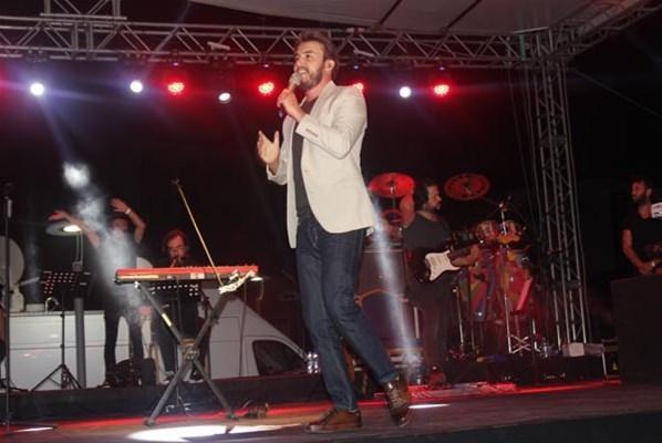 Mehmet Ağarın oğlu Tolga Ağar seçmenlerini Mustafa Ceceli konserinde buluşturdu
