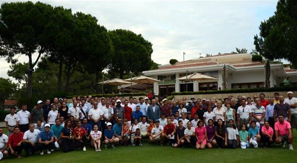 Bakan Çavuşoğlu Ramazan Bayramı Golf Turnuvasında ödül verdi