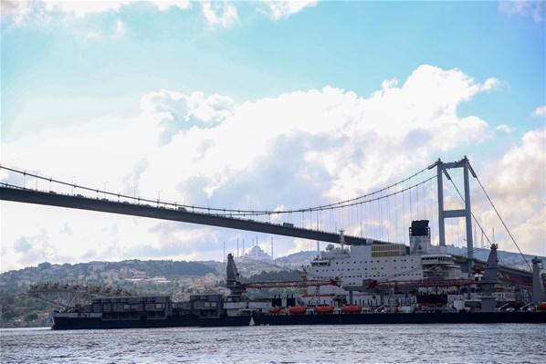 Dünyanın en büyük inşaat gemisi İstanbul Boğazından geçiyor
