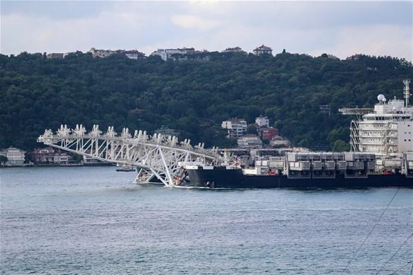 Dünyanın en büyük inşaat gemisi İstanbul Boğazından geçiyor
