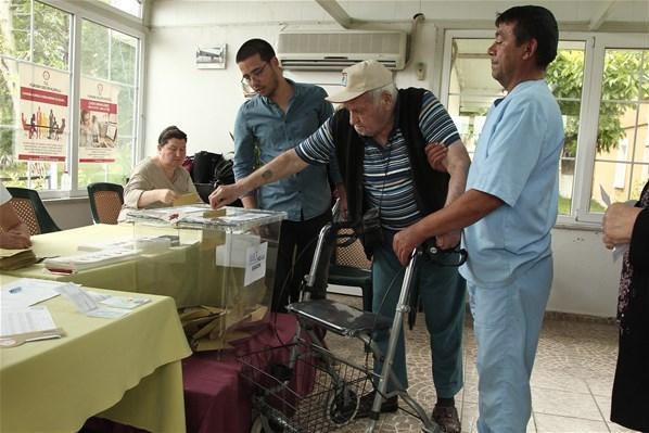 Seyyar sandık seçmenin evine gitti