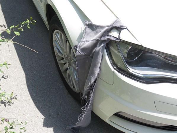 Şoke eden kaza Pantolonunun bacağı araçta takılı kaldı