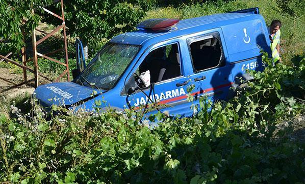 Karamanda askeri araç şarampole düştü: 2 yaralı