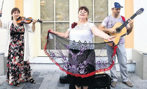 İstanbul’a müzik ve danslarıyla renk katıyorlar