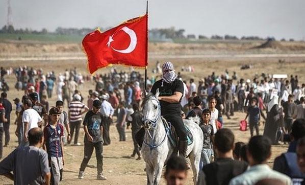 Gazzeye Türkiye damgası Türk bayrağı ellerden inmiyor...