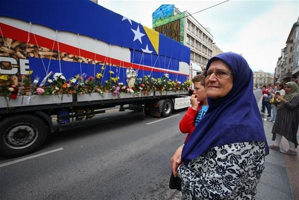 Saraybosnalılar Srebrenitsa kurbanlarını gözyaşlarıyla uğurladı