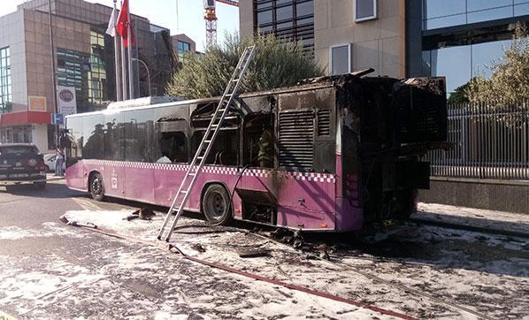 Üsküdarda yolcu otobüsü yandı