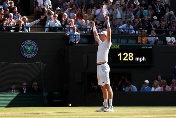 Federer Wimbledona çeyrek finalde veda etti