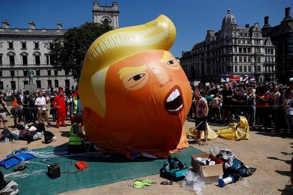 Trump Londrada protestoyla karşılandı