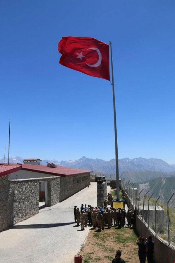 Hakkaride dev Türk bayrağı göndere çekildi