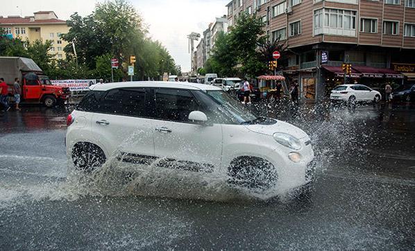İstanbulda sağanak yağış etkili oluyor