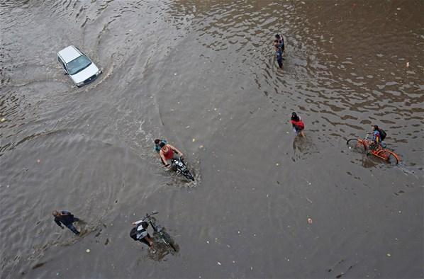 Hindistandaki şiddetli yağış: 37 ölü
