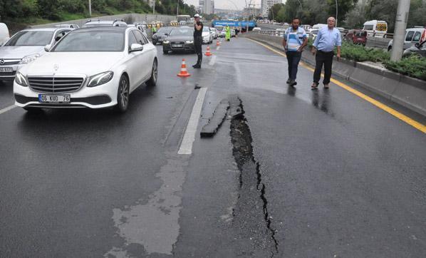 Ankarada sağanak nedeniyle yol çöktü