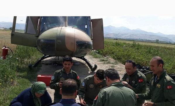 Acil iniş yapan helikoptere köylüler kucak açtı