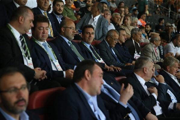 Bakan Kasapoğlu ve TFF Başkanı Demirören tribünde