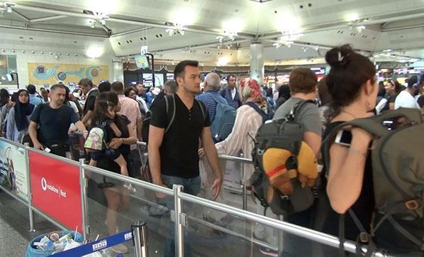 Atatürk Havalimanında Kurban Bayramı tatili yoğunluğu