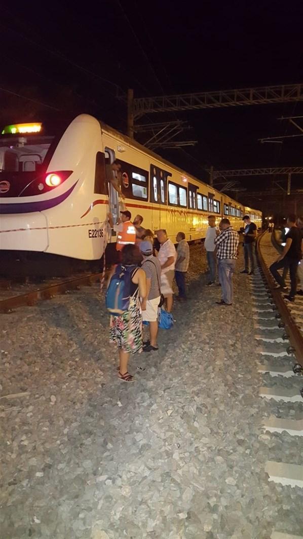 İzmirde tren seferinde arıza nedeniyle yolcular tahliye edildi