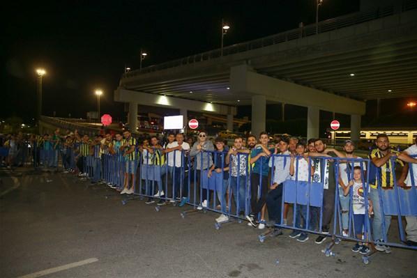 Fenerbahçeye İzmirde coşkulu karşılama