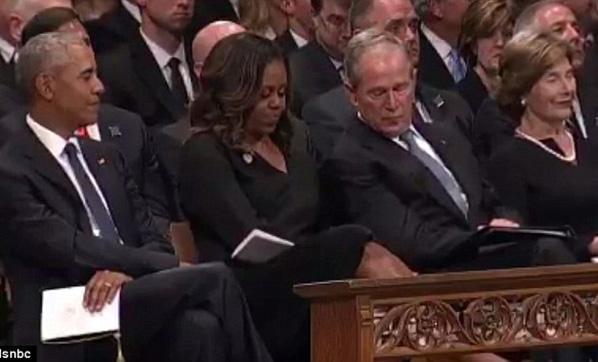 Cenazede Bush’un Obama’nın eşine yaptığı jest çok konuşuldu