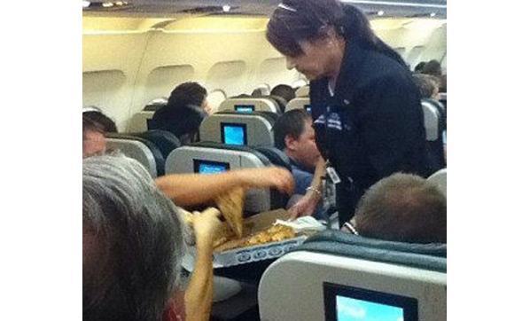 Seferi iptal edilen uçağın pilotu yolculara pizza ısmarladı