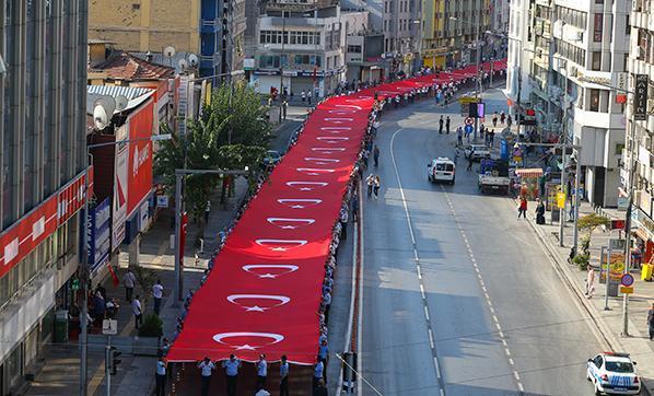 İzmirin gurur günü Dev bayrakla yürüdüler...