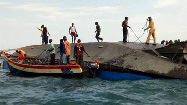 Gölde feribot battı 200 insan boğulmuş olabilir...
