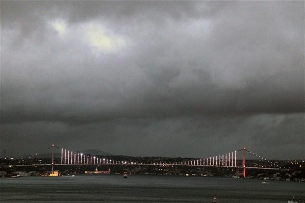 İstanbulda gökyüzünü kara bulutlar kapladı