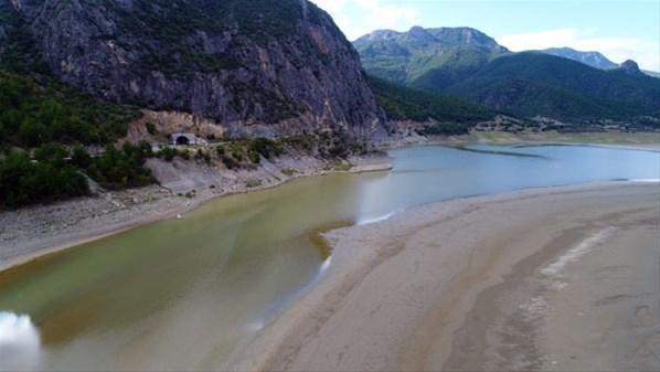 Türkiyenin en büyük 5. barajında hayrete düşüren manzara