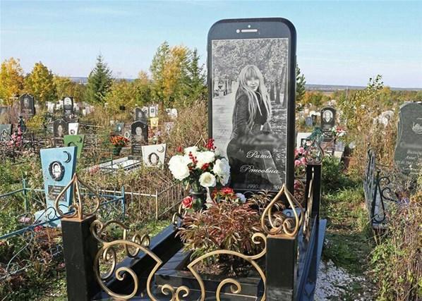 Genç kıza telefon şeklinde mezar yaptılar