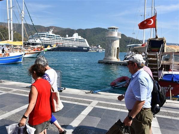 Lüks yolcu gemisiyle yüzlerce turist Marmarise geldi