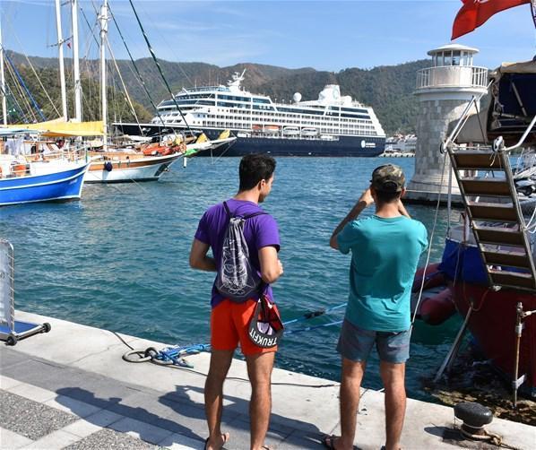 Lüks yolcu gemisiyle yüzlerce turist Marmarise geldi