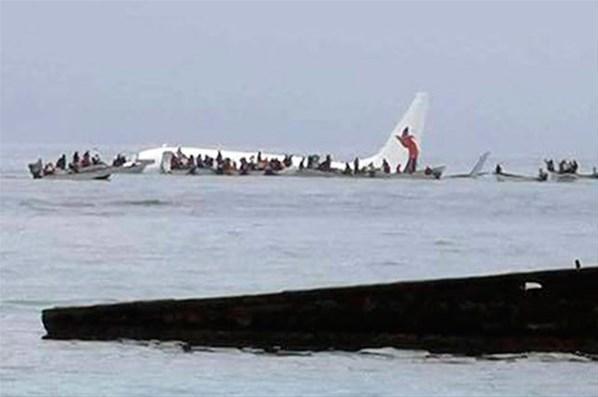 Yolcu uçağı denize acil iniş yaptı