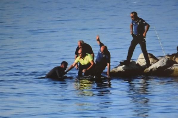 İki polis denize atlayıp kurtardı
