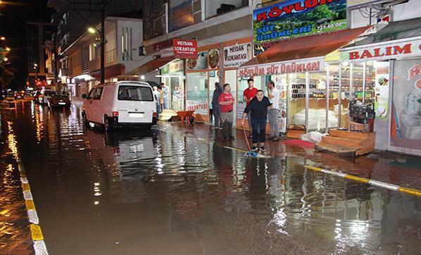 Trabzonun Araklı ilçesinde şiddetli yağış etkili oldu