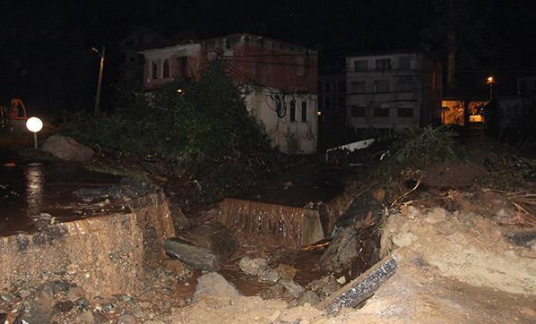 Trabzonun Araklı ilçesinde şiddetli yağış etkili oldu