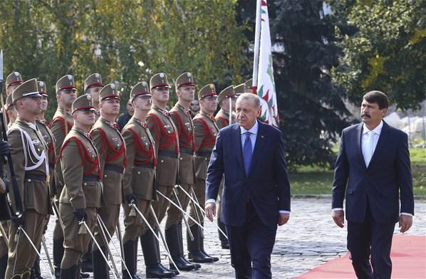 Cumhurbaşkanı Erdoğan, Macaristanda törenle karşılandı