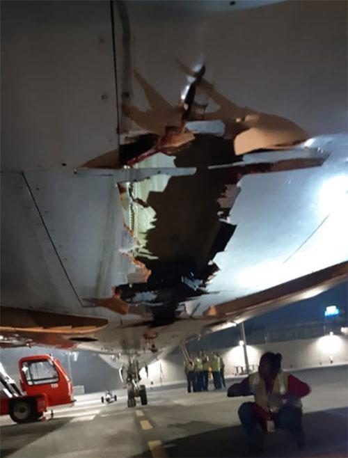 Hindistanda yolcu uçağı havalimanı duvarına çarptı