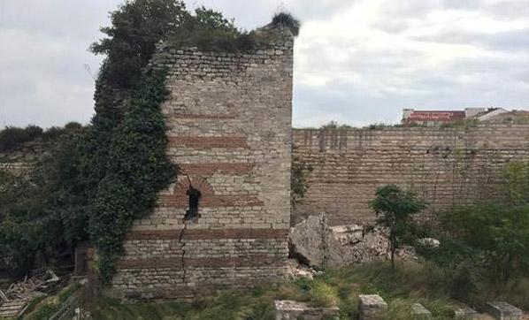 İstanbulda tarihi sur çöktü