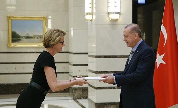 Dört ülkenin büyükelçisinden Cumhurbaşkanı Erdoğana güven mektubu