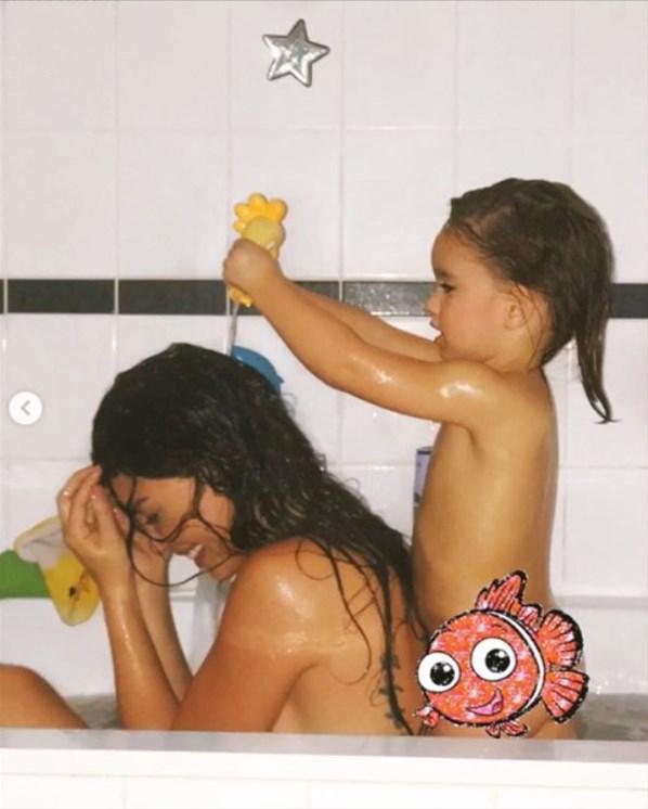Sneijderin eşinin banyo pozları sosyal medyayı salladı