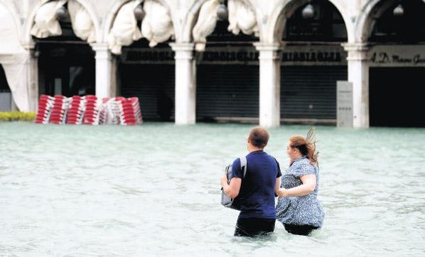 İtalya sular altında 9 ölü, 1 Türk kayıp